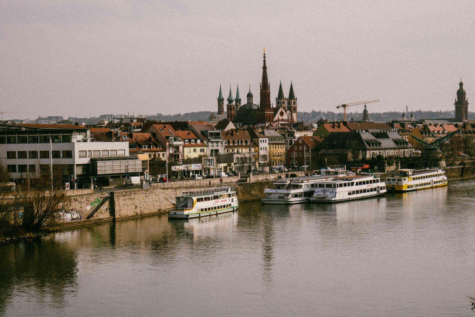Blick über den Main auf die Würzburger Altstadt mit den Domtürmen
